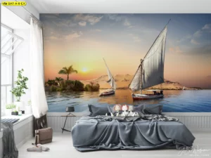 วอลเปเปอร์ติดห้องนอนลายเรือใบกลางแม่น้ำยามพระอาทิตย์ตกดิน แสงสีทองอบอุ่น สร้างบรรยากาศผ่อนคลายสำหรับการพักผ่อนอย่างแท้จริง