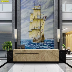 ภาพแต่งห้องทำงานผู้บริหารลายเรือใบสีน้ำมัน ขนาดใหญ่เต็มผนังโถงต้อนรับที่มีเพดานสูง ช่วยสร้างความประทับใจแรกเห็นและเสริมภาพลักษณ์องค์กรให้ดูมั่นคง