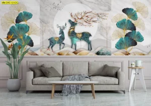 วอลเปเปอร์ติดผนังลายกวางคู่ยืนสง่าหน้าดวงจันทร์พร้อมใบแปะก๊วยสีเขียวมรกตตัดขอบทองบนพื้นหลังลายหินอ่อนสีขาว