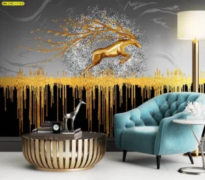 วอลเปเปอร์ลายกวางทองคำกระโดดท่ามกลางละอองทองศิลปะบนพื้นหลังสีดำเข้มดูหรูหราทันสมัยสำหรับตกแต่งห้องนั่งเล่น