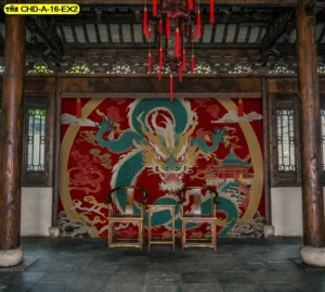 การตกแต่งโถงทางเดินสไตล์จีนโบราณด้วยภาพติดผนังลายมังกรขนาดใหญ่บนพื้นแดง เข้าชุดกับเก้าอี้ไม้แกะสลัก สร้างบรรยากาศที่ดูขลังและศักดิ์สิทธิ์