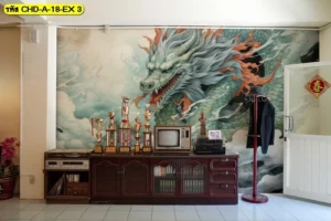 วอลเปเปอร์ศิลปะลายมังกร สไตล์พู่กันจีนโทนสีนุ่มนวล ติดตั้งเหนือตู้โชว์วินเทจช่วยเสริมบารมีและสร้างบรรยากาศที่ดูย้อนยุคแต่หรูหรา