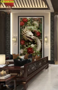 การตกแต่งห้องโถงรับแขกด้วยวอลเปเปอร์ลายมังกรขาวเกล็ดละเอียด ประดับดอกไม้สีแดง เสริมความสง่างามให้กับเฟอร์นิเจอร์ไม้จีน