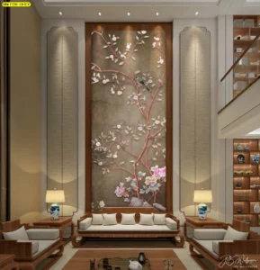 วอลเปเปอร์ฮวงจุ้ยลายดอกไม้จีนแบบแผงสูงเต็มผนังโถงเพดานสูง ผสมเฟอร์นิเจอร์ไม้สไตล์จีนโมเดิร์น เหมาะกับวิลล่าและบ้านหรูที่ต้องการความอลังการมีระดับ