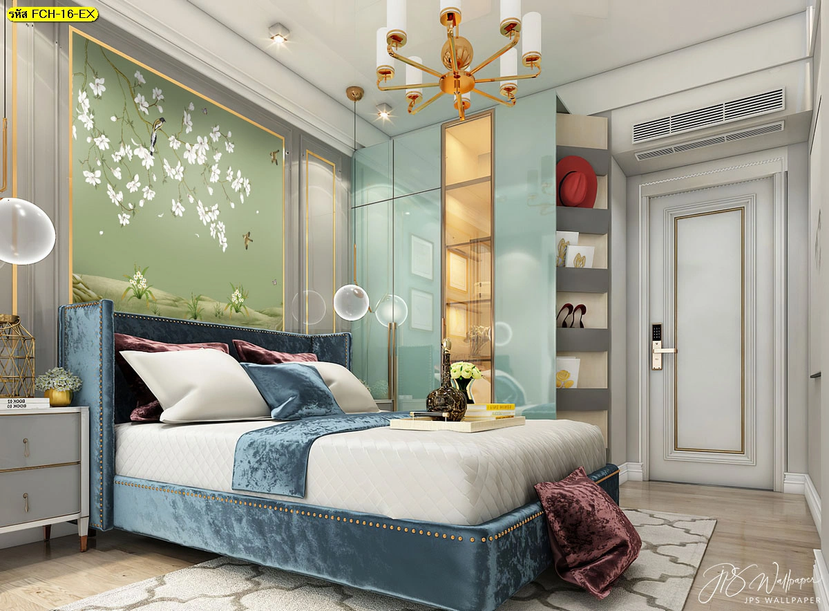 ห้องนอนหรูหราตกแต่งหัวเตียงด้วยวอลเปเปอร์ลายดอกไม้สีขาวบนพื้นหลังสีเขียวหยกเข้ากับเฟอร์นิเจอร์บิวท์อินกระจกและเตียงกำมะหยี่
