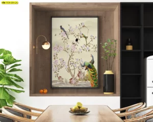 วอลเปเปอร์ฮวงจุ้ยลายดอกไม้จีนคู่กับนกยูงมงคลในกรอบผนังตกแต่งห้องทานข้าว เสริมความอุดมสมบูรณ์ เหมาะกับร้านอาหาร คาเฟ่ และบ้านที่เน้นบรรยากาศอบอุ่นหรูหรา