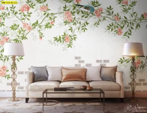 วอลเปเปอร์ฮวงจุ้ยลายดอกไม้จีนคู่กับนก โทนพื้นสีอ่อน แต่งผนังห้องรับแขกให้สดชื่นสบายตา เหมาะสำหรับเจ้าของบ้านที่ต้องการบรรยากาศสว่างนุ่มนวลและดูแพง