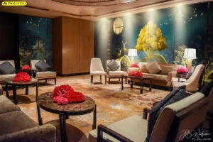 ตัวอย่างห้องรับแขกโรงแรมหรูตกแต่งด้วย วอลเปเปอร์ลายต้นไม้ทอง พื้นหลังสีน้ำเงินเข้ม มีดวงจันทร์และกวางมงคล เสริมความหรูหราดูแพง