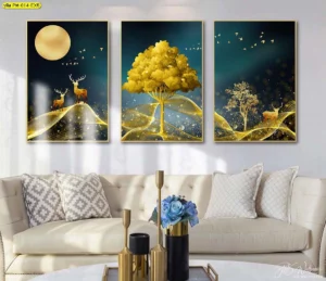 ภาพกรอบลอยติดผนัง 3 ชิ้น ลายต้นไม้ทองและกวางคู่ บนพื้นหลังสีน้ำเงิน สำหรับตกแต่งหลังโซฟาห้องรับแขก ให้ความรู้สึกสงบและภูมิฐาน
