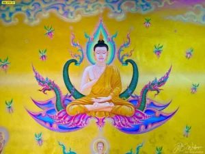 ภาพพิมพ์จิตรกรรมลายไทยตกแต่งผนังสีทองพื้นหลังสีเหลืองอร่ามแสดงองค์พระพุทธเจ้าบนอาสนะพญานาคดูวิจิตรตระการตาอย่างยิ่ง