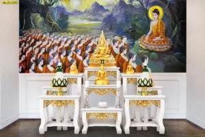 ตกแต่งห้องพระขนาดใหญ่ด้วยภาพพิมพ์จิตรกรรมลายพระพุทธเจ้าและโต๊ะหมู่บูชาสีขาวทองสวยงามอย่างมีระดับตามหลักสถาปัตยกรรม