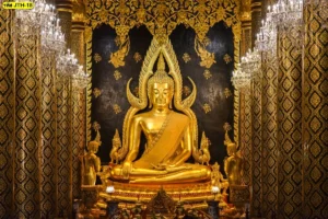 วอลเปเปอร์สั่งพิมพ์ลายพระพุทธชินราชสีทองประดับในห้องพระที่ตกแต่งด้วยลวดลายไทยสีทองสุดอลังการเสริมบารมีให้เจ้าของบ้าน