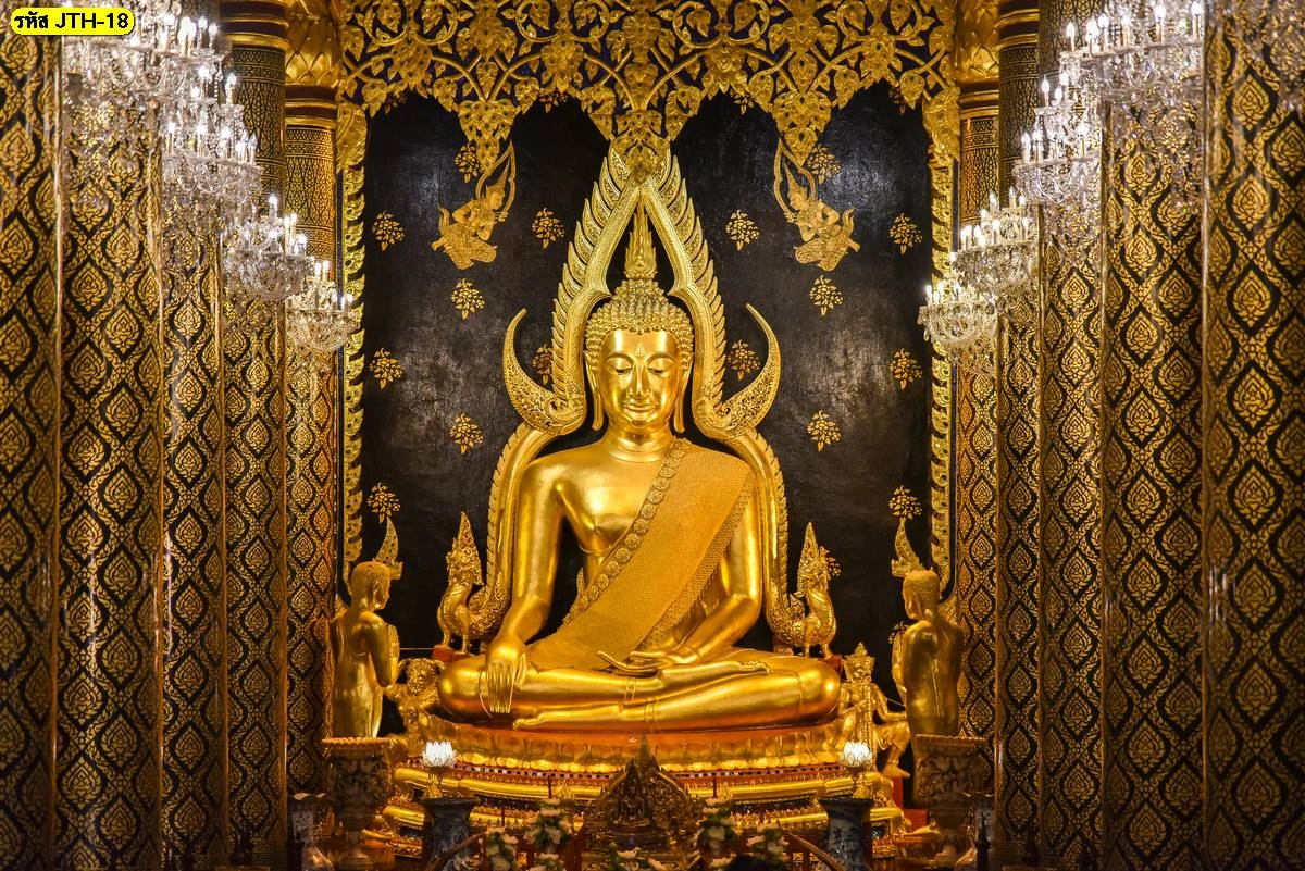 วอลเปเปอร์สั่งพิมพ์ลายพระพุทธชินราชสีทองประดับในห้องพระที่ตกแต่งด้วยลวดลายไทยสีทองสุดอลังการเสริมบารมีให้เจ้าของบ้าน