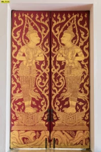 สติ๊กเกอร์ 3M พิมพ์ลายไทยภาพเทวดาพนมมือยืนบนฐานดอกบัวสีทองพื้นหลังสีแดงชาดเหมาะสำหรับนำไปติดประดับบานประตูห้องพระเพื่อความเป็นสิริมงคลสูงสุด