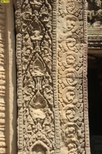 ลายไทยแกะสลักหินโบราณที่มีลวดลายกนกเครือเถาอ่อนช้อยแสดงถึงเอกลักษณ์งานช่างศิลป์ชั้นสูงเหมาะสำหรับภาพพิมพ์ตกแต่งภายในห้องพระที่เน้นความขรึมขลัง