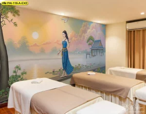 ไอเดียแต่งห้องนวดสปาด้วยวอลเปเปอร์ลายไทย ภาพหญิงงามเดินบนสะพานไม้ริมน้ำยามเย็น สร้างบรรยากาศผ่อนคลายและหรูหราแบบไทย