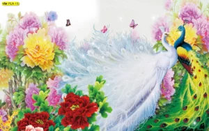 วอลเปเปอร์นกยูงเสริมมงคลลายนกยูงสีขาวและสีน้ำเงินรำแพนหางท่ามกลางดอกโบตั๋นช่วยส่งเสริมชื่อเสียงเกียรติยศและความร่ำรวยมหาศาล