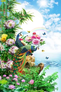 วอลเปเปอร์นกยูงเสริมมงคลลายนกยูงคู่เกาะโขดหินริมน้ำท่ามกลางดอกไม้และสวนไผ่ช่วยเสริมความสงบสุขและความเจริญรุ่งเรืองให้แก่ผู้อยู่อาศัย