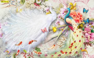 วอลเปเปอร์นกยูงเสริมบารมีลายมงคลสีขาวสง่างามพร้อมฝูงปลาคาร์ฟนำโชคสำหรับตกแต่งผนังบ้านเพื่อเรียกทรัพย์สินเงินทอง