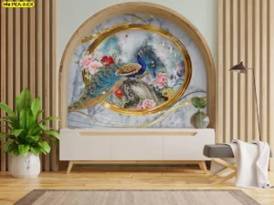 วอลเปเปอร์นกยูงเสริมมงคลสไตล์ 3D ในกรอบทองหรูหราบนผนังลายหินอ่อนช่วยยกระดับห้องรับแขกให้ดูภูมิฐานและมีระดับเหนือใคร