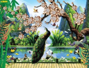 วอลเปเปอร์นกยูงเสริมมงคลลายวิวภูเขาและแม่น้ำพร้อมดอกไม้ประดับเพชรช่วยส่งเสริมชื่อเสียงบารมีและการมีอายุที่ยืนยาวแจ่มใส