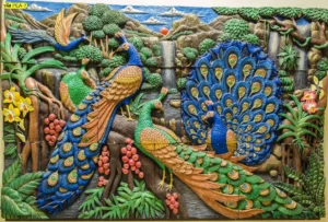 วอลเปเปอร์นกยูงเสริมมงคลแบบลายนูนต่ำสามมิติสีสันสดใสเนรมิตผนังให้ดูเหมือนงานประติมากรรมชั้นสูงที่ทรงคุณค่าและสวยงาม