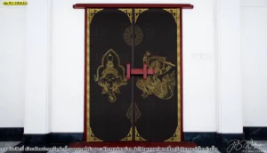 ภาพจำลองการตกแต่งประตูห้องพระด้วยสติ๊กเกอร์ลายไทยมงคลสีทองบนพื้นหลังสีดำสนิทช่วยสร้างบรรยากาศที่เงียบสงบและศักดิ์สิทธิ์ในบ้าน