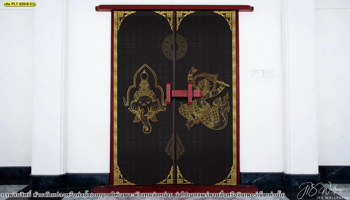 ภาพจำลองการตกแต่งประตูห้องพระด้วยสติ๊กเกอร์ลายไทยมงคลสีทองบนพื้นหลังสีดำสนิทช่วยสร้างบรรยากาศที่เงียบสงบและศักดิ์สิทธิ์ในบ้าน