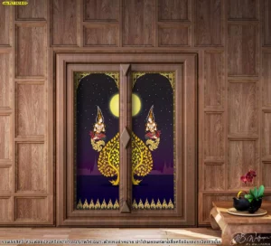 สติ๊กเกอร์ติดกระจกห้องพระลายเทวดาและต้นโพธิ์สีทองอร่ามบนพื้นหลังสีม่วงเข้มติดตั้งบนบานประตูคู่ในห้องพระที่ตกแต่งด้วยผนังไม้สวยงาม