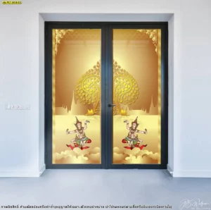 าพติดกระจกห้องพระพื้นหลังสีเหลืองเขียว ลายเทพพนมคู่สีทองบนพื้นสีน้ำตาลทองวาววับ ช่วยสร้างบรรยากาศสงบนิ่งในห้องพระ