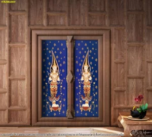 การผสมผสานภาพลายไทยติดกระจกสีม่วงน้ำเงินเข้ากับงานบิลต์อินไม้ในห้องพระช่วยยกระดับงานดีไซน์ภายในให้ดูมีความเป็นพุทธศิลป์ระดับพรีเมียม