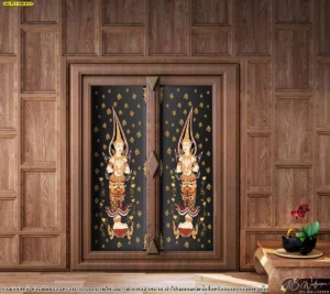 การตกแต่งทางเข้าห้องพระด้วยลายไทยมงคลเทพพนมบนพื้นสีดำที่ตัดกับเฟอร์นิเจอร์ไม้สร้างความรู้สึกราวกับอยู่ในวิมานบนสรวงสวรรค์ที่เงียบสงบ