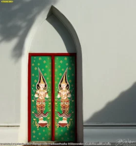 สติ๊กเกอร์ติดกระจกห้องพระ ลายไทยเทพพนมบนพื้นหลังสีเขียว ติดตั้งบนบานประตูทรงโค้ง ช่วยยกระดับงานสถาปัตยกรรมให้ดูงดงาม