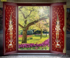 สติ๊กเกอร์ติดกระจกห้องพระลายไทยพื้นหลังสีแดงรูปเทวดาประนมมือสุดประณีตช่วยสร้างบรรยากาศสงบและเป็นสิริมงคลให้กับพื้นที่ทางเข้าภายในบ้านของคุณ