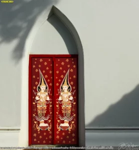 ภาพลายไทยติดประตูกระจกห้องพระพื้นหลังสีแดงคุณภาพพรีเมียมลวดลายเทวดาอ่อนช้อยสวยงามเด่นชัดบนบานประตูทรงโค้งช่วยเสริมความสง่างามให้ที่พักอาศัย