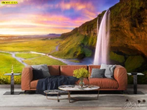 วอลเปเปอร์ลายน้ำตกยามเย็นสีทอง ตกแต่งผนังห้องนั่งเล่นกว้างขวางช่วยเสริมสร้างแรงบันดาลใจและพลังงานบวกในการใช้ชีวิต