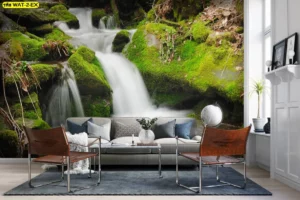 วอลเปเปอร์ลายน้ำตกป่าไม้สีเขียวแบบพาโนรามา เน้นความสมจริงของมอสและโขดหินช่วยเปลี่ยนผนังบ้านให้เป็นมุมพักผ่อนธรรมชาติ