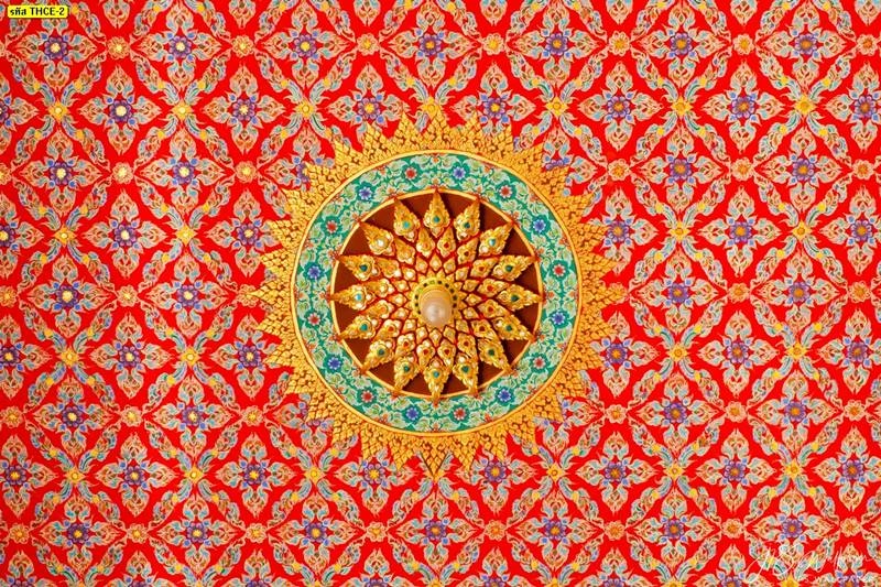 ภาพศิลปะไทยประยุกต์ปิดทองประดับฝ้าลายพุ่มข้าวบิณฑ์สีแดงทองสะท้อนความงดงามตามแบบฉบับศิลปกรรมไทยแท้อย่างมีระดับ