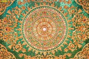 ไอเดียแต่งห้องพระในบ้านเดี่ยวให้ดูสงบด้วยภาพพิมพ์ลายไทยสีทองบนพื้นสีเขียวมรกตที่ดูหรูหราและประณีต