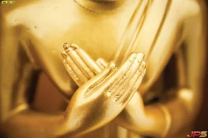 ภาพพระพุทธรูปท่าพนมมือ โทนสีทองอ่อน สื่อถึงความศรัทธา เหมาะสำหรับติดผนังห้องพระเพื่อเสริมความเป็นสิริมงคล