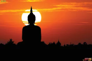 วอลเปเปอร์ภาพพระพุทธรูปแสงพระอาทิตย์ตกในสไตล์มินิมอลที่เน้นโครงร่างที่ชัดเจนตัดกับแสงวงกลมสีทองขนาดใหญ่ดูร่วมสมัยและเป็นเอกลักษณ์