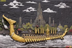 รูปติดผนังห้องพระภาพลายไทยขนาดใหญ่แบบงานนูนต่ำรูปเรือสุพรรณหงส์หน้าวัดอรุณราชวรารามสื่อถึงความรุ่งเรืองและศิลปะไทยอันประณีตงดงาม