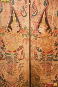 ภาพเทพพนมคู่บนพื้นลายดอกไม้โทนโบราณ เหมาะกับผู้ชอบรูปศิลปะไทยสำหรับตกแต่งผนังภายในบ้าน