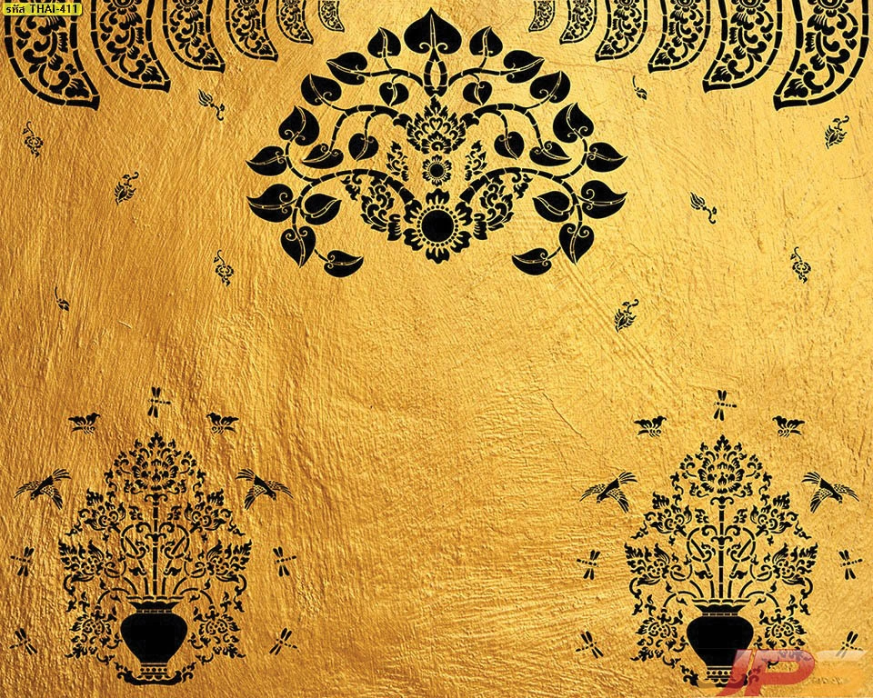วอลเปเปอร์ลายไทยร่วมสมัยพื้นสีทองลายดำรูปต้นโพธิ์และพุ่มข้าวบิณฑ์ช่วยยกระดับห้องพระให้ดูโมเดิร์นคลาสสิกอย่างมีระดับ