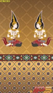 วอลเปเปอร์ลายไทยเทพพนมโทนน้ำตาลทองลายละเอียด ช่วยเพิ่มมิติผนังห้องพระและเหมาะกับการออกแบบภายในแบบไทยประยุกต์