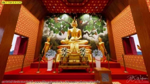 ภาพจำลองห้องพระโทนแดงทอง มีฉากต้นไม้ใบใหญ่ด้านหลังองค์ประธาน พร้อมผนังลายไทยสองฝั่งอย่างสมดุล