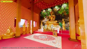 ภาพมุมกว้างภายในวิหารจำลอง แสดงเสาไม้ พรมลวดลายคลาสสิก องค์ประธาน และผนังภาพธรรมชาติด้านหลัง