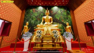 ภาพตกแต่งภายในพื้นที่พิธีกรรม โชว์ฉากต้นโพธิ์โทนเขียวเข้ม ผนังลายไทยสีทองแดง และองค์ประธานกลางห้อง