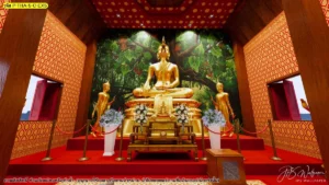 ภาพมุมสมมาตรของห้องพระจำลอง มีฉากต้นโพธิ์ขนาดใหญ่ พื้นโทนแดง และองค์ประกอบศิลปะไทยรอบพื้นที่
