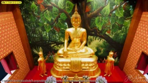 ภาพระยะใกล้องค์ประธานสีทอง พร้อมฉากต้นโพธิ์ใบใหญ่ด้านหลัง เหมาะใช้แสดงรายละเอียดผนังภาพในหน้าเว็บ